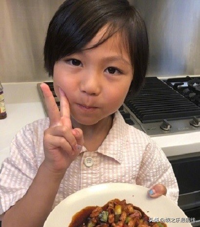 蔡少芬教会女儿厨艺，让女儿亲自下厨实践，获得网友称赞