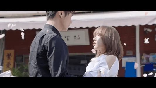 《你微笑时很美》遭群嘲，事态持续发酵，程潇受到“攻击性”话题