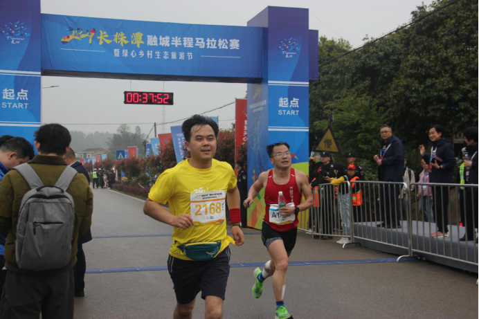 湖南长沙：2021长株潭融城半程马拉松暨绿心乡村生态旅游节举行