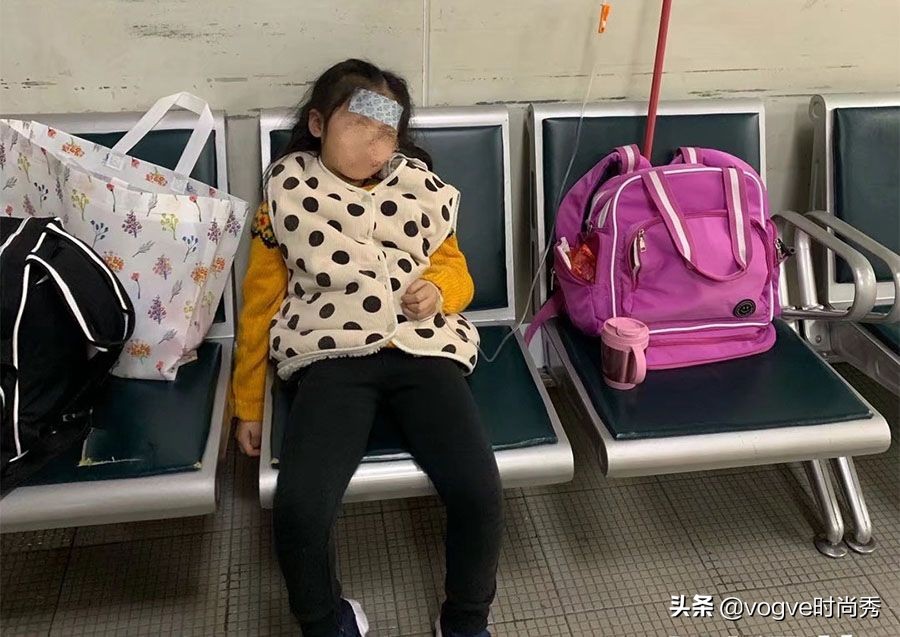 自导自演女儿吐血，谎称老师收6万红包，这位妈