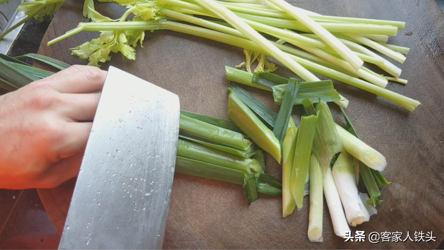 客家油豆腐配上1个鱼头，一道费饭菜做法，又香又滑闻到都流口水