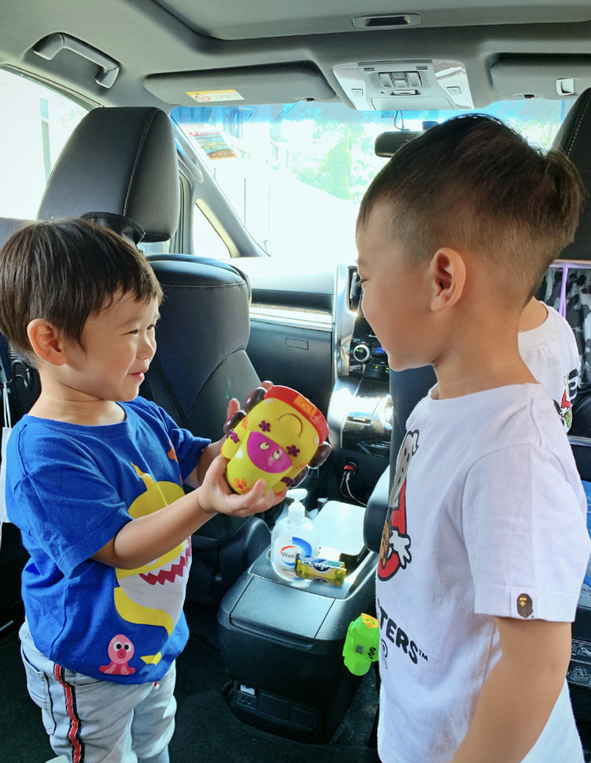胡杏儿次子与哥哥3个月后团聚，两人开心相拥，亲吻弟弟超有爱