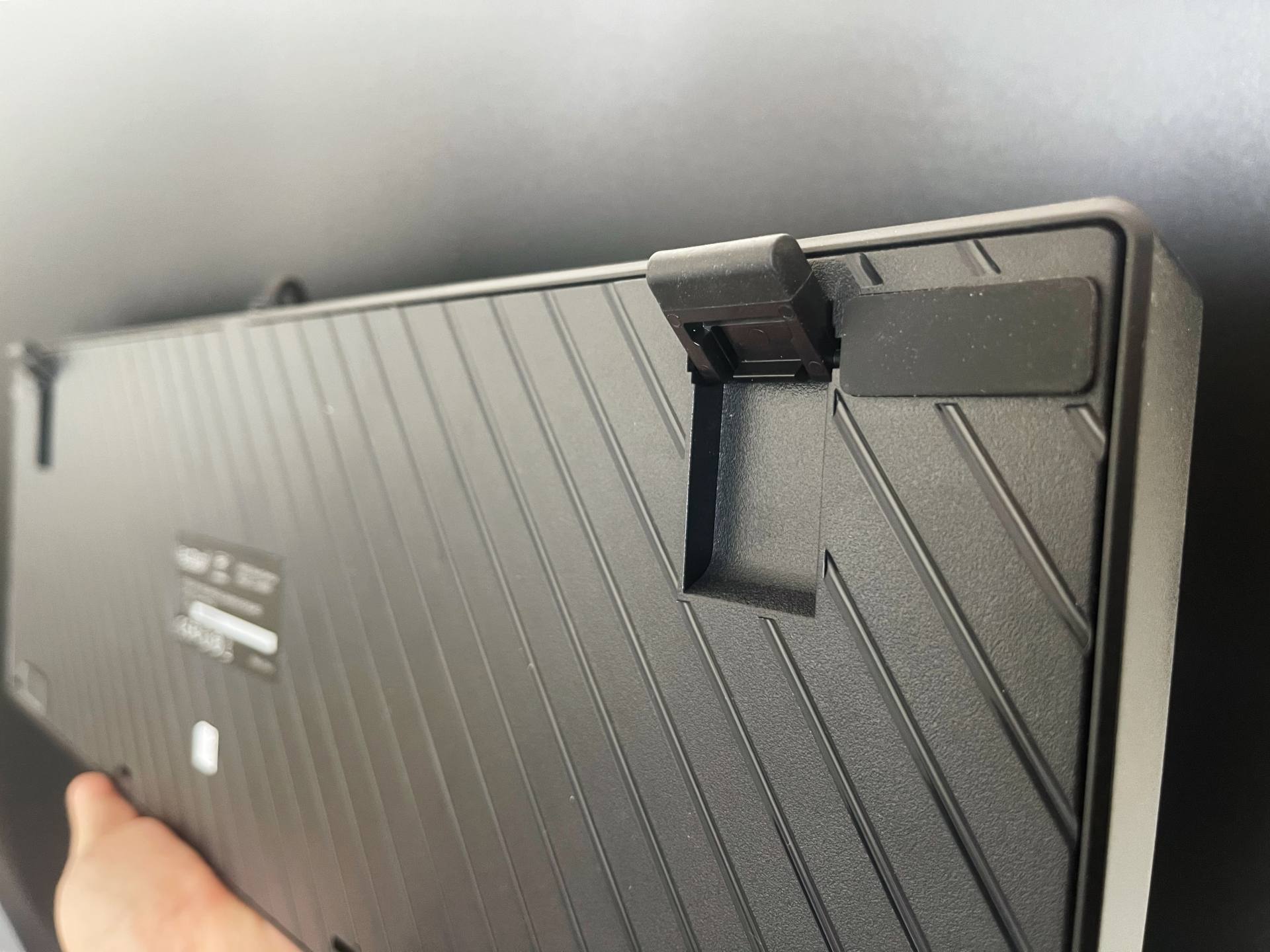 安静轻盈适合多场景使用超频三GI801黑曼巴红轴机械键盘评测