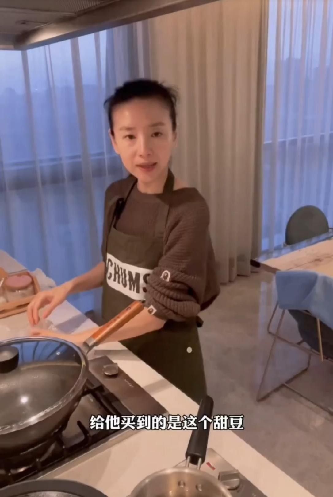 董洁早起做饭，素颜眼窝深陷皱纹横生，41岁的脸