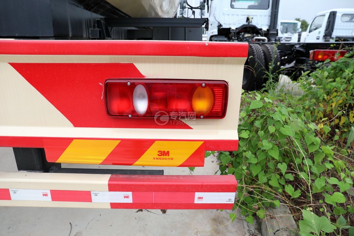 散装水泥专用车——东风单桥国六粉粒物料运输车