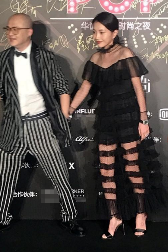 包贝尔包文婧牵手秀恩爱，一个穿条纹西装一个透视裙，看着挺登对