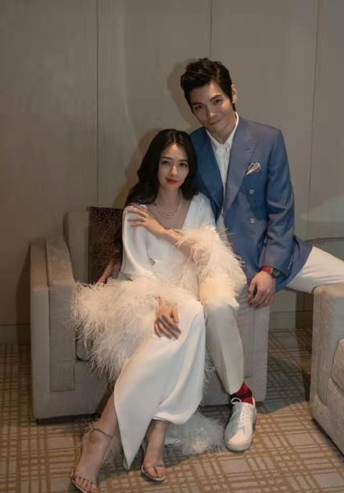 郭碧婷学习向太穿搭，女儿百日宴上穿20万连衣裙