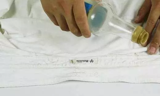 白衬衫衣领发黄怎么洗？教你一招，不需费劲搓，黄渍轻松洗干净！