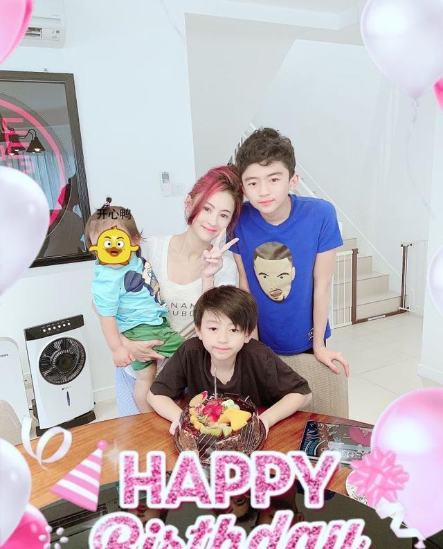 张柏芝为二儿子庆生，一头粉发太少女，三个儿子陪在身边太幸福
