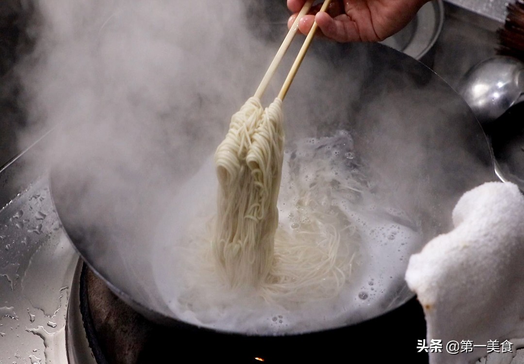茄子打鹵面如何做好吃，廚師長(zhǎng)教你一招，鹵香勁道，方便快捷