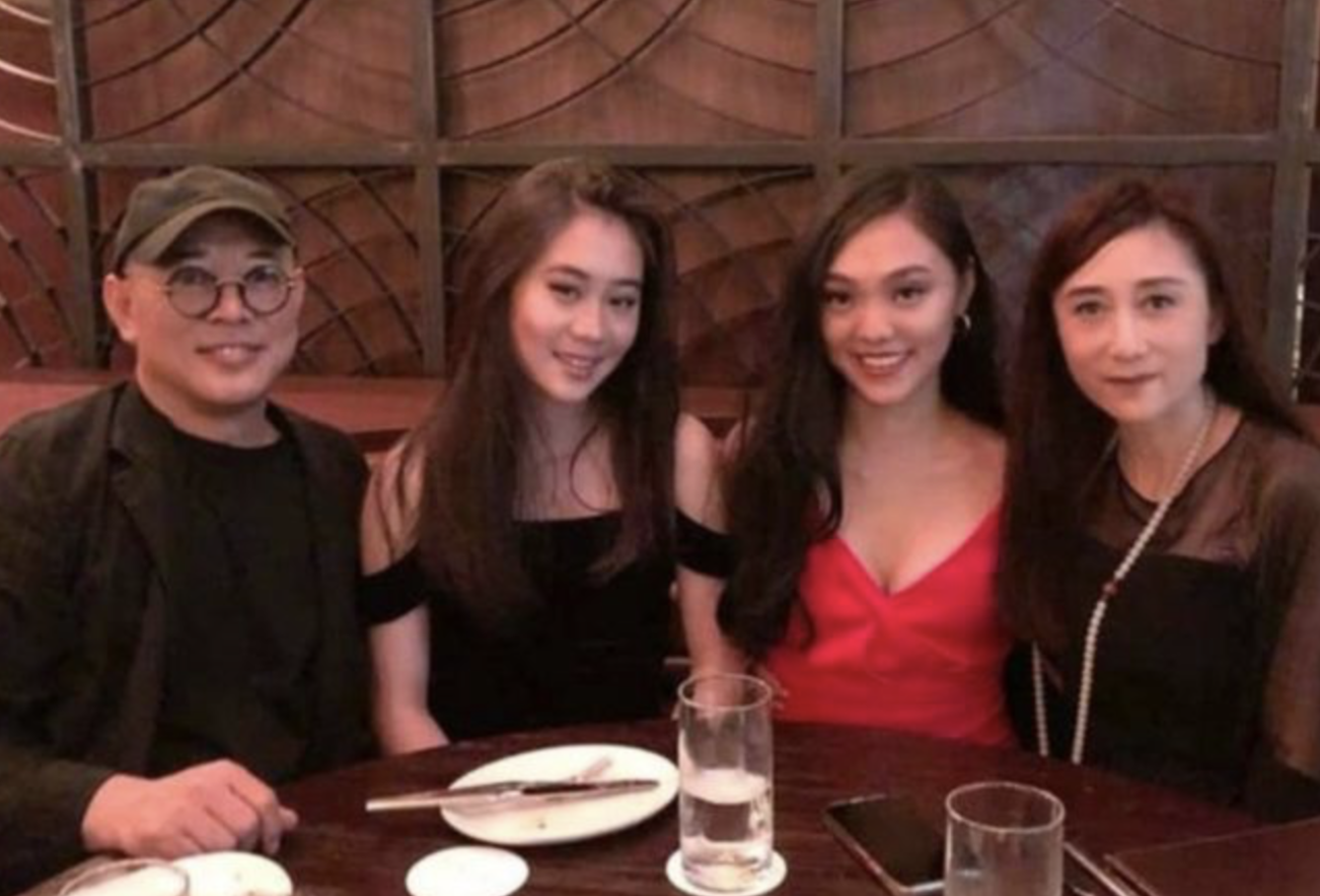 李连杰小女儿盛装出席高中毕业礼，穿白色礼服显清纯，难掩好身材