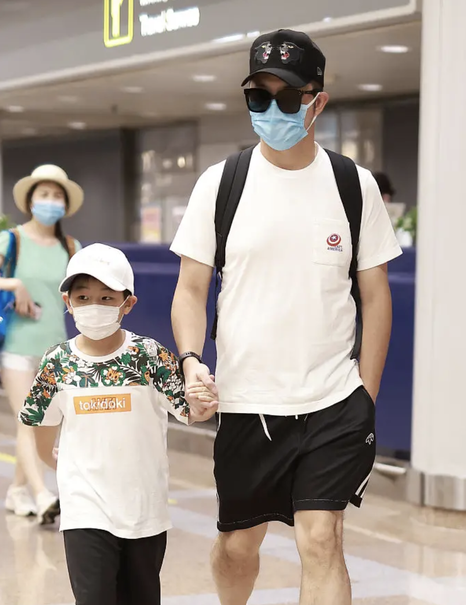 胡可沙溢携儿子现身机场，安吉抱着妈妈撒娇，身高瞩目但依然胖