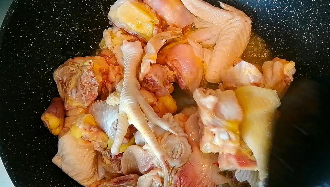 鸡肉怎么炒才好吃？(20年经验的老厨师教你不柴不老的做法)