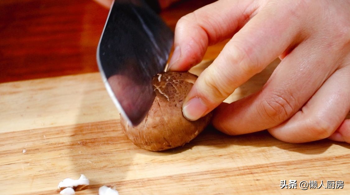 萝卜不直接吃，切成块下锅熬汤，配上火锅丸子，在家做懒人关东煮