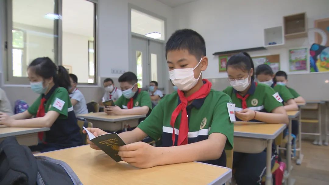 上海市闵行区小学部分复课：仍要求戴口罩上课
