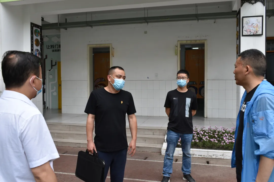 成都市双流区实验小学东区「领导视察」节约每滴水 造福你我他