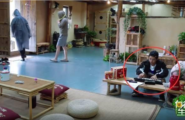 向往的生活开播，张子枫不敢给周迅递水被群嘲，网友：想念大华