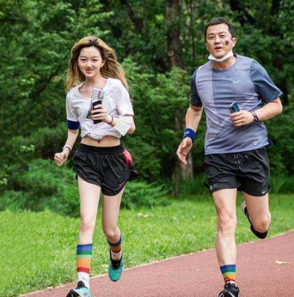 李嫣海边摆摊，三次手术痕迹明显，大方自信的她依旧很美