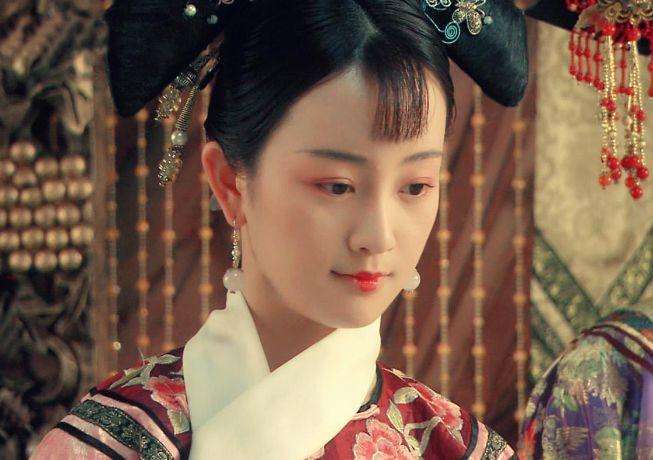 看着两个太监捆绑最爱的妃子，丢到井里溺死，