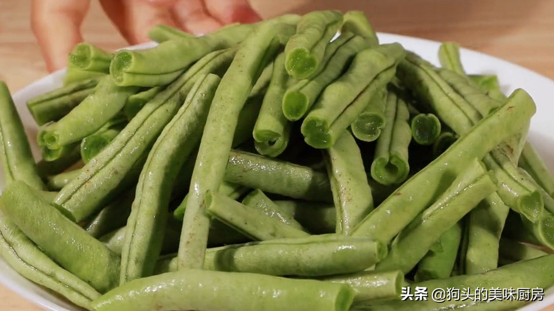乾煸豆角有人焯水或直接炒，怪不得不好吃，教你一招，鹹香又入味