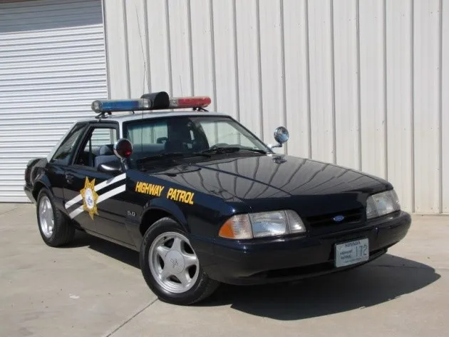 警車高速追擊坦克！為什么美國警車的性能都必須如此強(qiáng)悍？