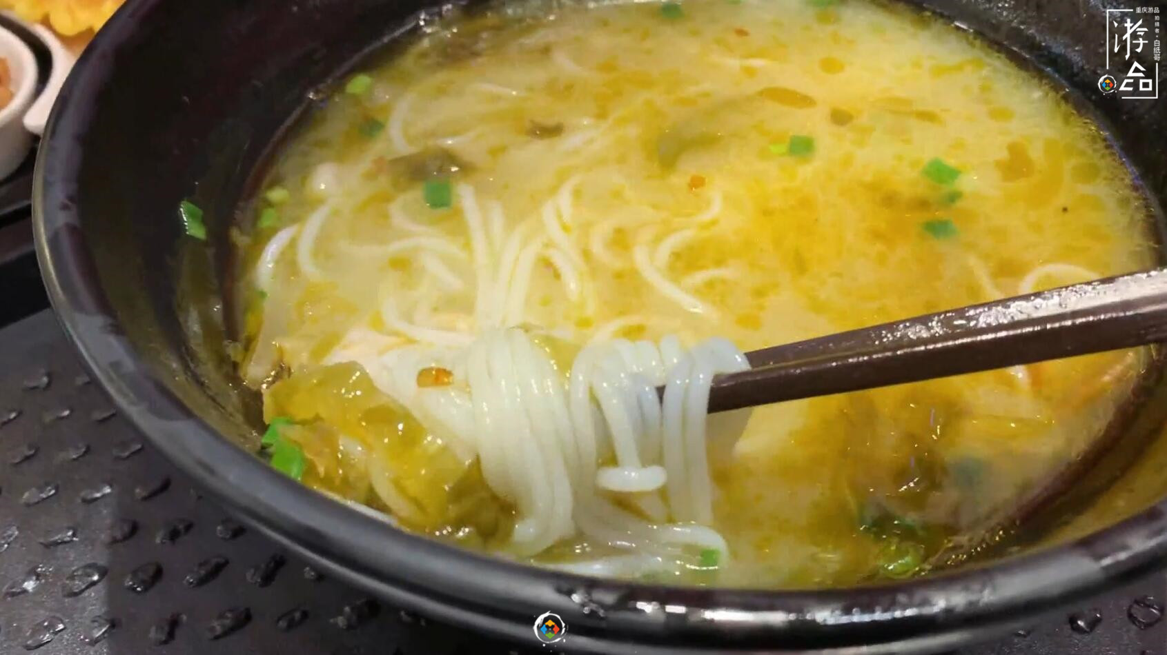 一直在涨价的乡村基，米线小菜饮料都能续，仍是重庆快餐良心品牌