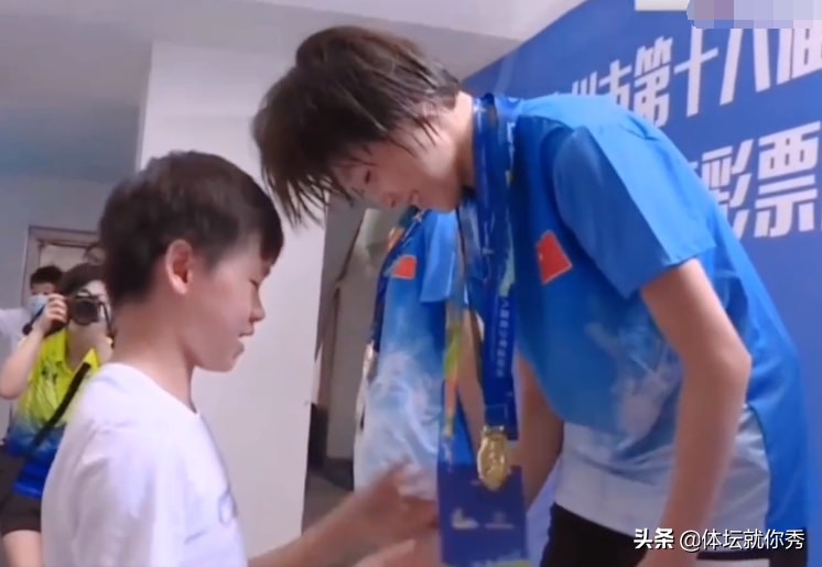 全红婵太励志！一年前和队友同时领奖，一年后自己却成了颁奖嘉宾