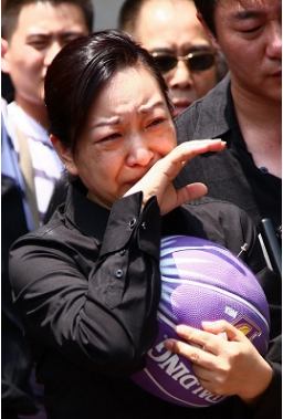 在罗京葬礼上哭的几乎休克的刘继红，为何却在