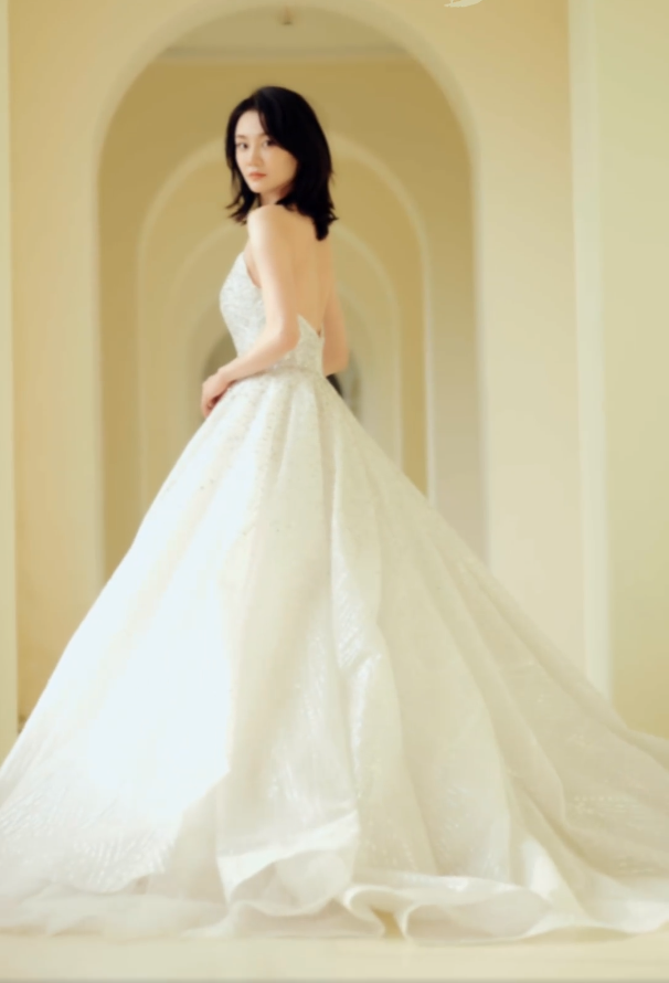 苗苗与郑恺婚后首拍婚纱大片，穿白纱秀美背，身材气质绝美无比