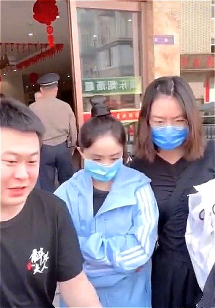杨幂又翻车了？被群众围堵怒摔伞，网友当场翻脸说两字！