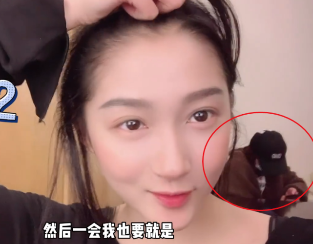 关晓彤素颜照被传，身后桌子上的腿太抢镜，镜头拉近：这不是那谁