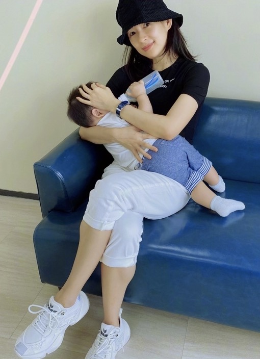 章子怡罕见晒合影，庆祝儿子会叫妈妈，母子互动温馨有爱