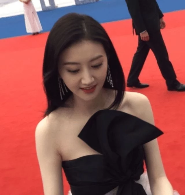 路人镜头下的景甜长啥样？关掉10级美颜滤镜后，相信张继科审美了