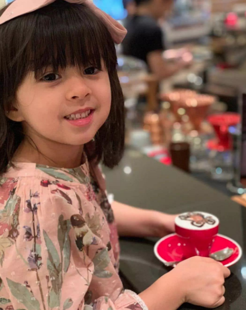有种“混血”叫梁咏琪女儿，五官精致似洋娃娃，美貌完全不输妈妈