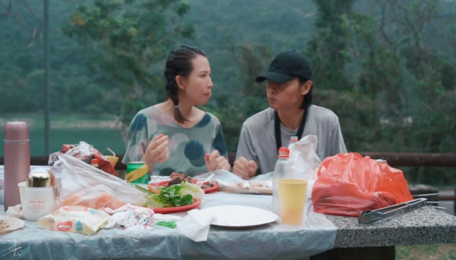 蔡少芬一家五口踏青烧烤，夫妻恩爱互喂，半岁