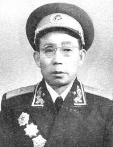 为报仇贫穷小子成开国少将，回乡后发妻跪地痛哭，恶霸被吓到自尽