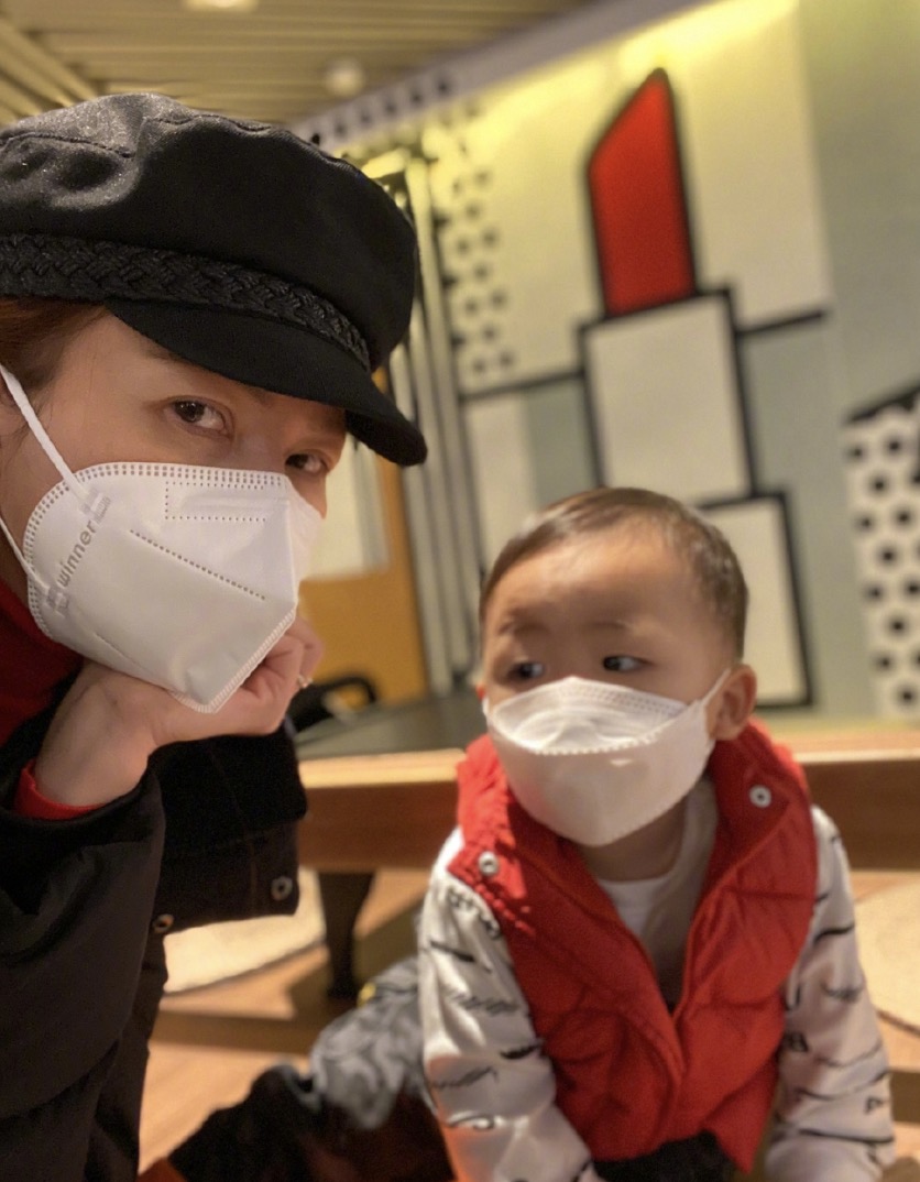 蔡少芬曬與兒子同框，母子倆戴口罩出行，魚蛋圓頭圓腦萌態十足