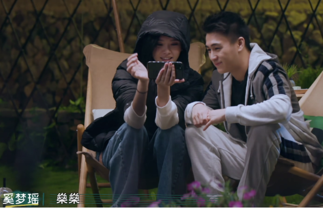 賭王1歲長孫罕見現身！ 一身藍色套裝乘坐私人飛機，還同框小小春