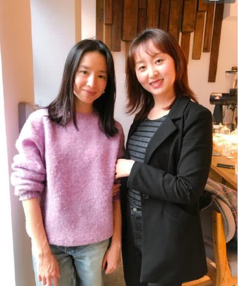 40岁的董洁素颜照曝光，面容和手臂引起注意，冷冻少女行列抛弃她