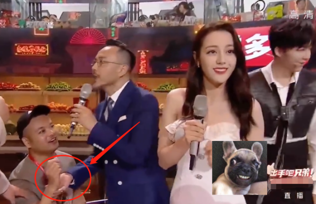 热巴直播时被求婚，汪涵慌忙抓住男人手腕，谁