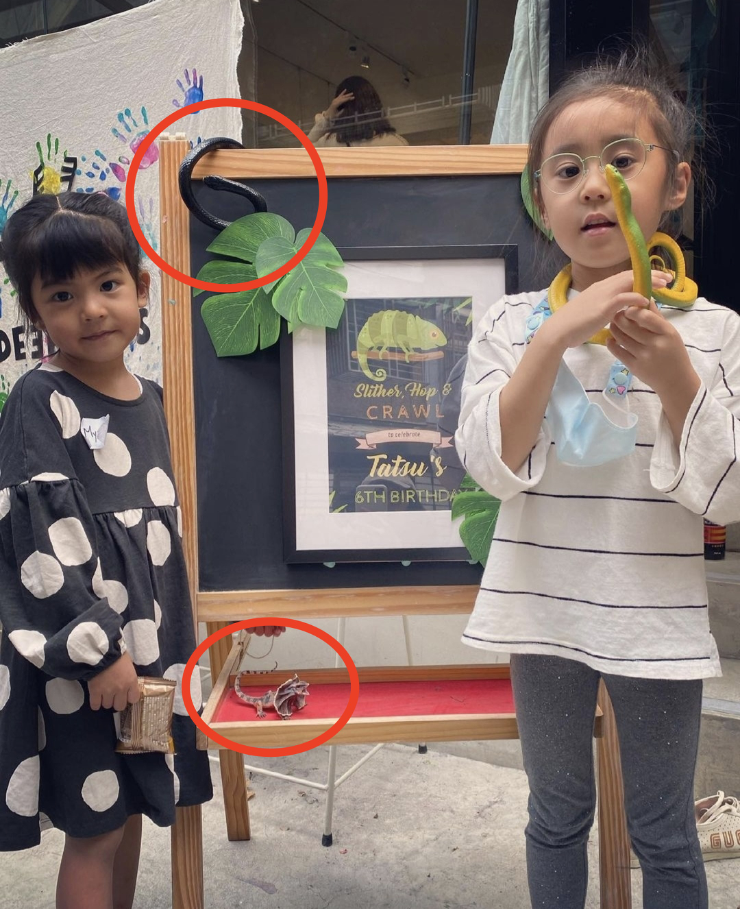 賈靜雯曬咘咘在脖子上掛兩條蛇人美膽大，女漢子波妞卻不淡定了