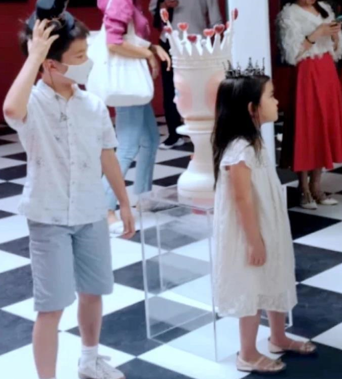 杜江夫妇低调带儿女游玩散心，霍思燕惬意微笑，网友：太幸福了