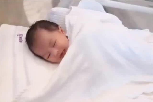 “高颜值宝宝”火了，靠容貌征服网友：像在娘胎里“割过双眼皮”