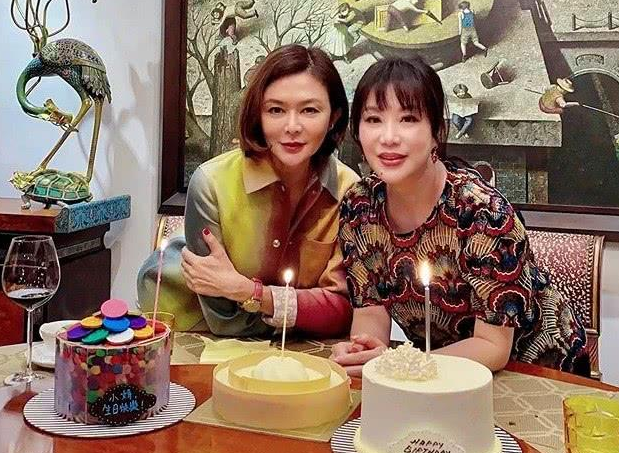 吕良伟老婆晒美甲，58岁关之琳出镜显老态，浓妆盖不住皱纹