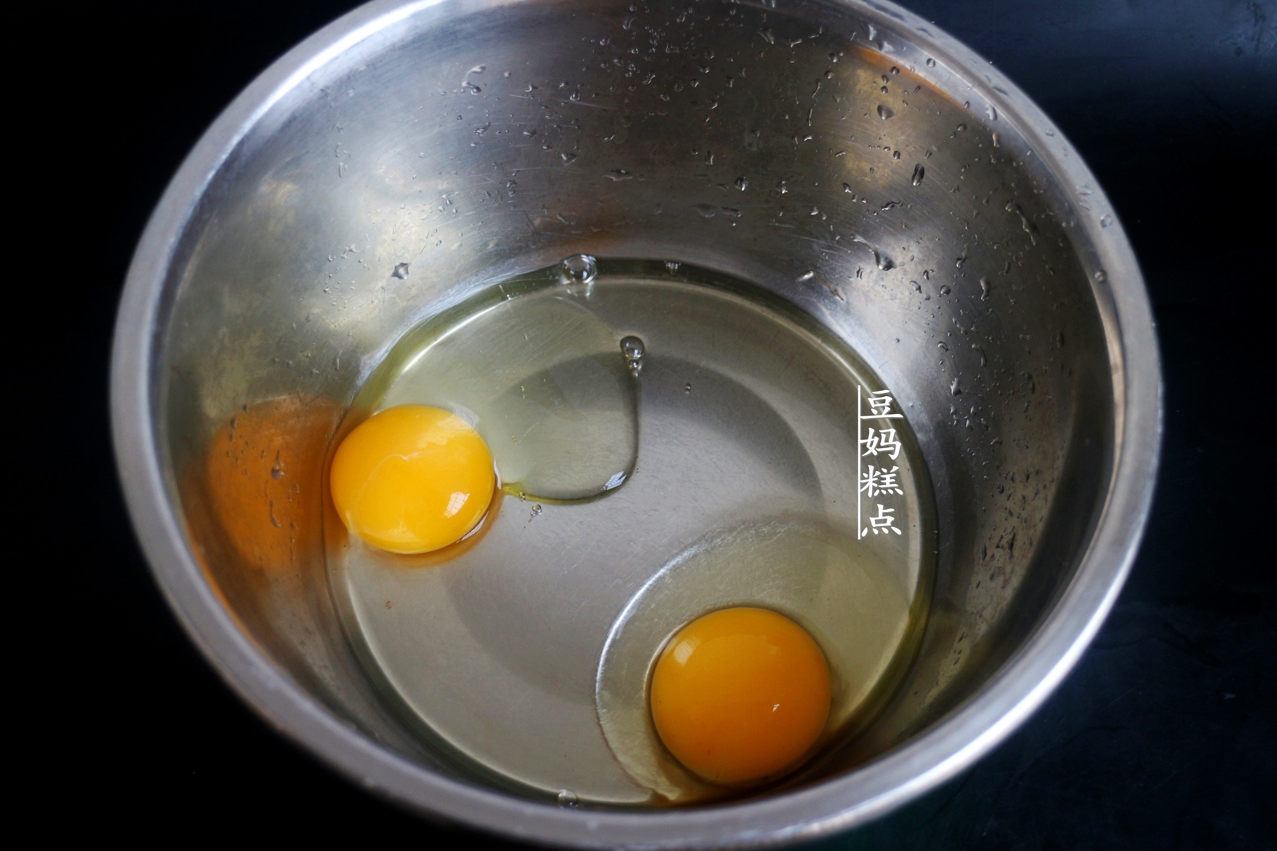 睡前5分鐘拌好麵糊即可，這款南瓜蛋糕，不用烤箱，口感柔嫩細膩