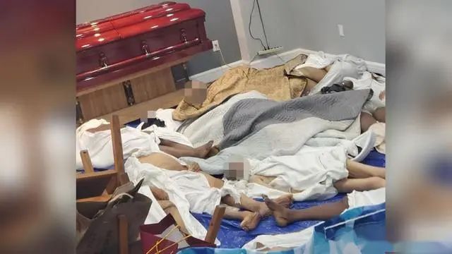 37岁华裔女记者发难，特朗普被激怒！扭头退场，