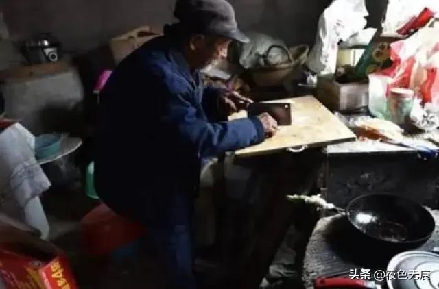 小伙用20元彩礼娶回瘫痪妻子，汤勺喂养47年，称是自己的福分