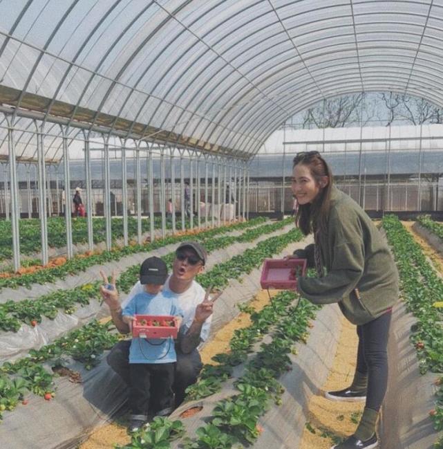 余文樂首曬一家四口合照，半歲女兒正面照曝光，妹妹小臉傲嬌可愛