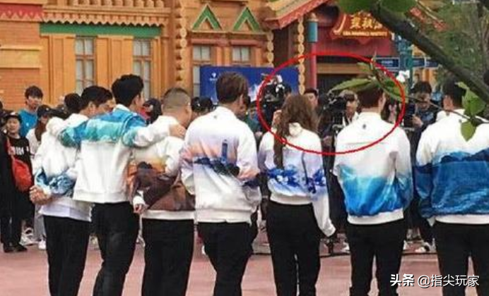 ​有种“安全距离”叫迪丽热巴合照，和谁都保