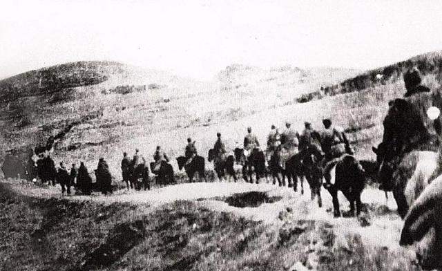 数十万蒋军穷追不舍，林彪弹尽粮绝，金日成紧